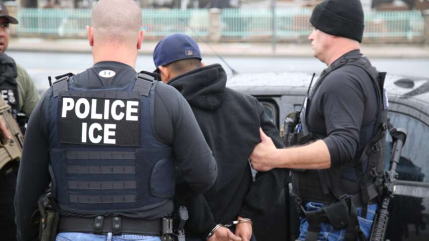 В США задержали украинского беженца: агент ICE насмехался над ним и заявил о поддержке России В США задержали украинского беженца: агент ICE насмехался над ним и заявил о поддержке России
