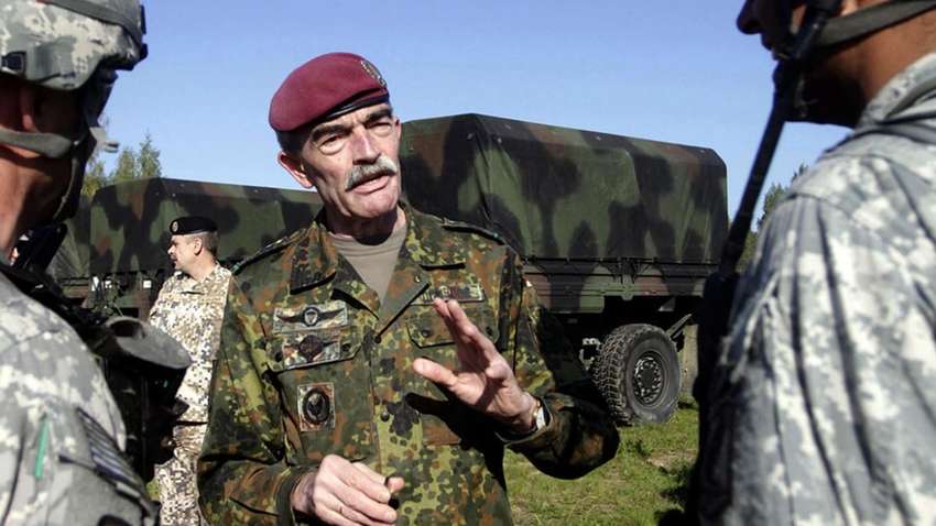 Колишній генерал НАТО розлючений через танки, які не поїхали в Україну