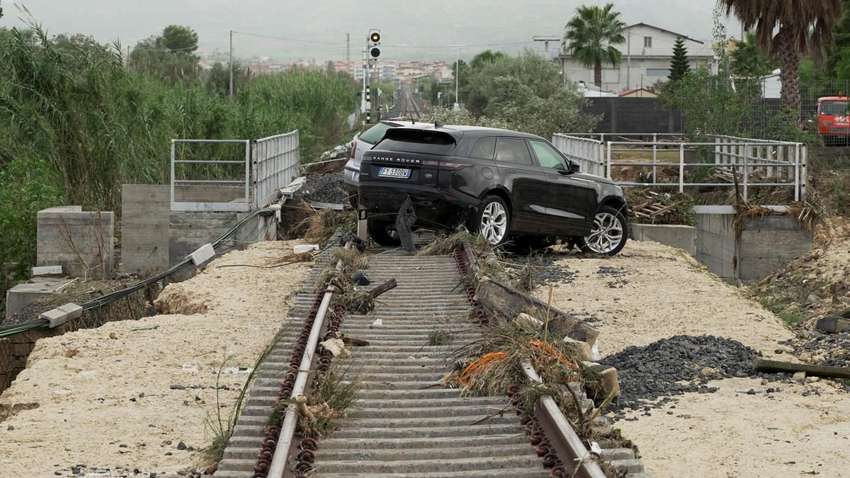 Італію накрили потужні повені: потоки води вбивають людей (ФОТО)