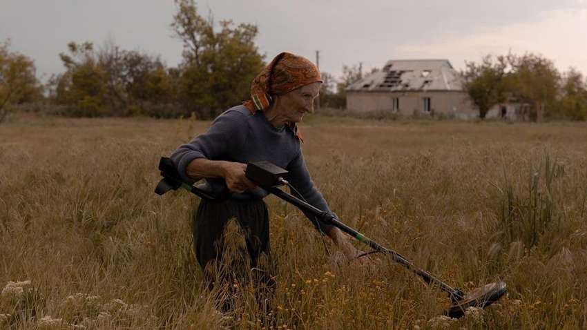 67-річна жінка з Миколаївщини стала сапером: чому її світлини облетіли весь світ