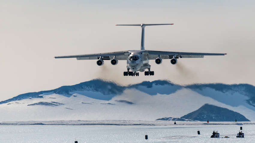 Военный самолет, который направлялся в Антарктику, пропал с радаров