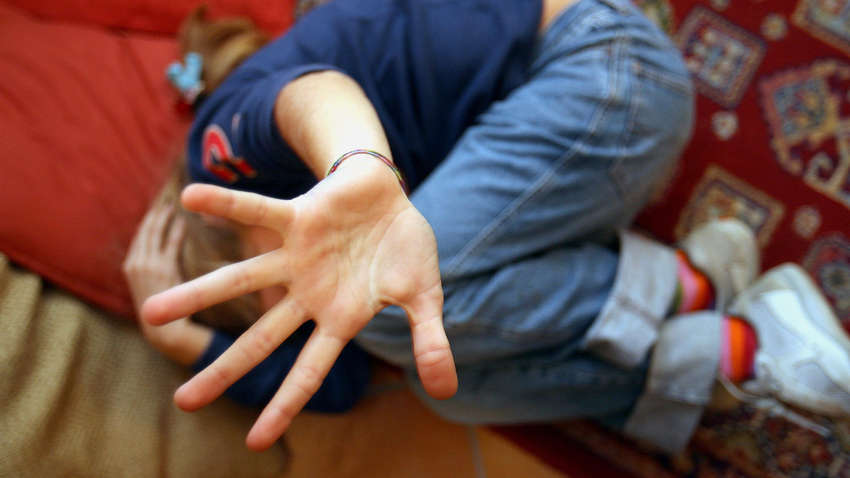 Заставил двух 6-летних девочек раздеваться в подъезде: в Киеве ищут педофила Заставил двух 6-летних девочек раздеваться в подъезде: в Киеве ищут педофила