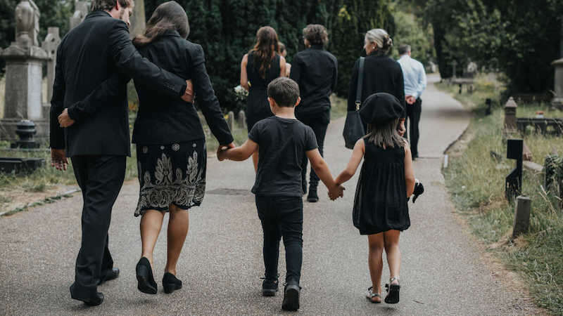 Чому дітей не можна брати на похорон та змушувати цілувати померлого