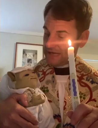 Священик провів обряд хрещення "малюка Йоди"