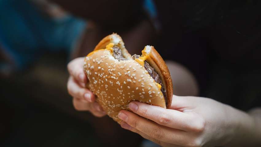 Ученые рассказали, как гамбургеры вредят интимной жизни мужчин