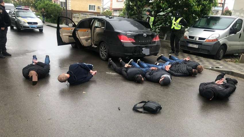 Під Києвом стався масовий конфлікт бізнесменів: стрільба, автомати і гучне затримання (ФОТО)