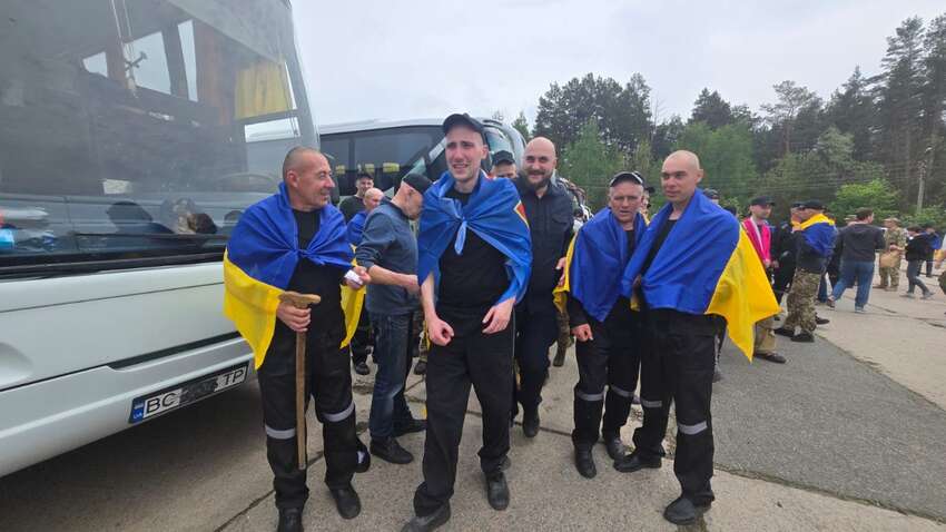 Великий обмін “1000 на 1000” завершено: додому повернулися ще 303 Захисники Великий обмін “1000 на 1000” завершено: додому повернулися ще 303 Захисники