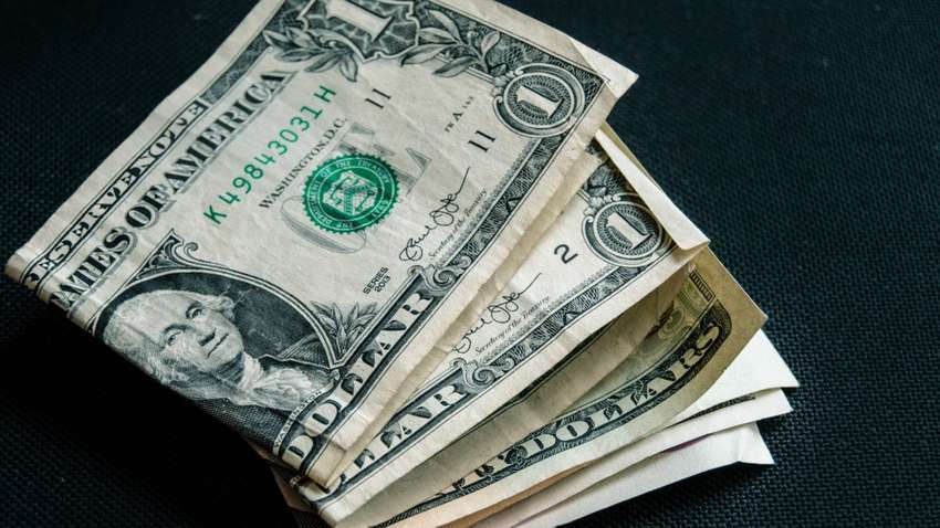 Офіційний долар подешевшав на 8 копійок