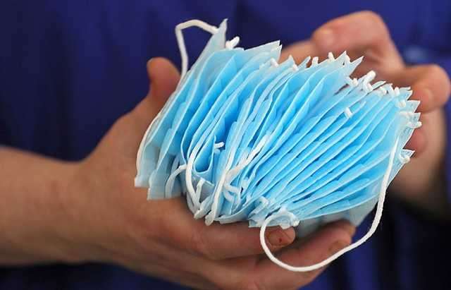 В Киеве объяснили, куда девать использованные маски и перчатки