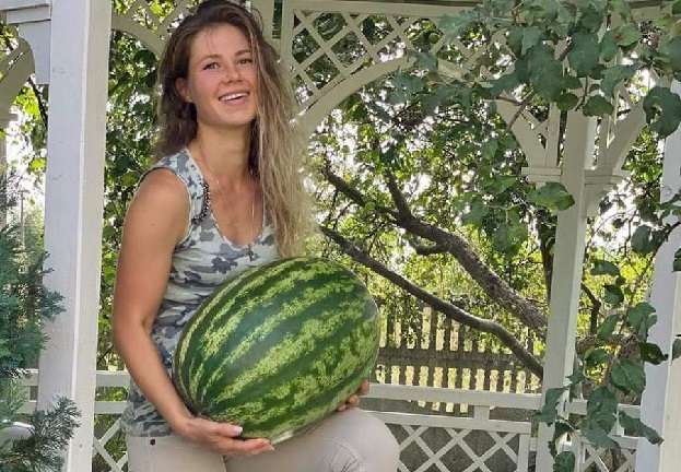 На Полтавщині молода фермерка виростила гігантський кавун 