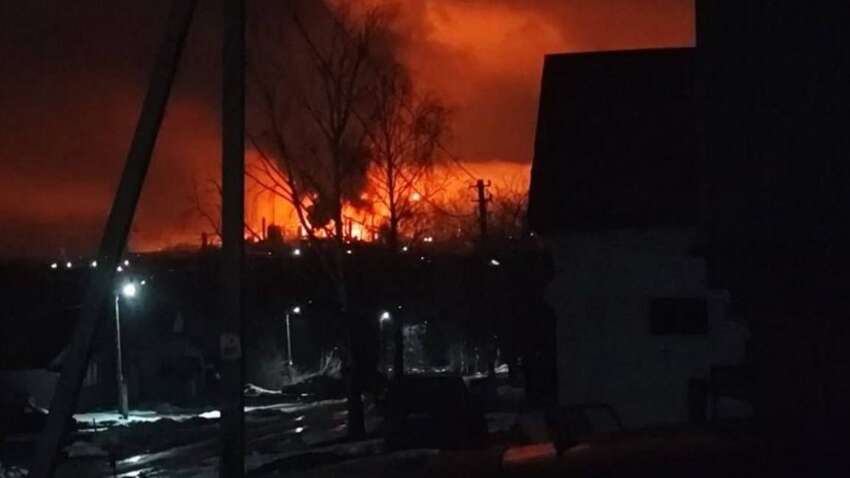 Сильные взрывы и зарево: какой важный объект в очередной раз поражен в РФ Сильные взрывы и зарево: какой важный объект в очередной раз поражен в РФ