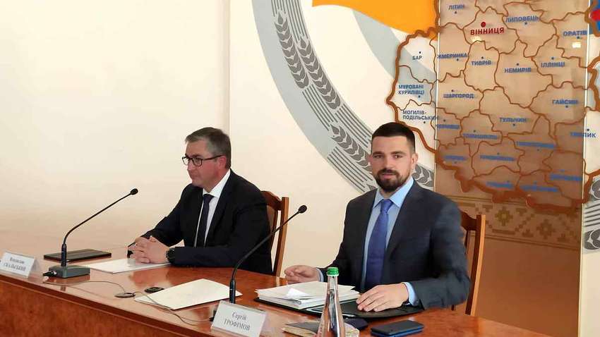 В Виннице Зеленскому передали удостоверение общества слепых, а губернатору — крота