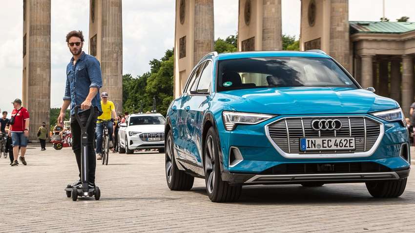 Инженеры компании Audi предствили концепт гибридного электронного скутера-скейтборда