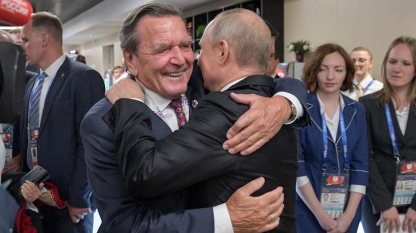 Україна різко відповіла ексканцлеру Німеччини на заклики "не демонізувати" Росію