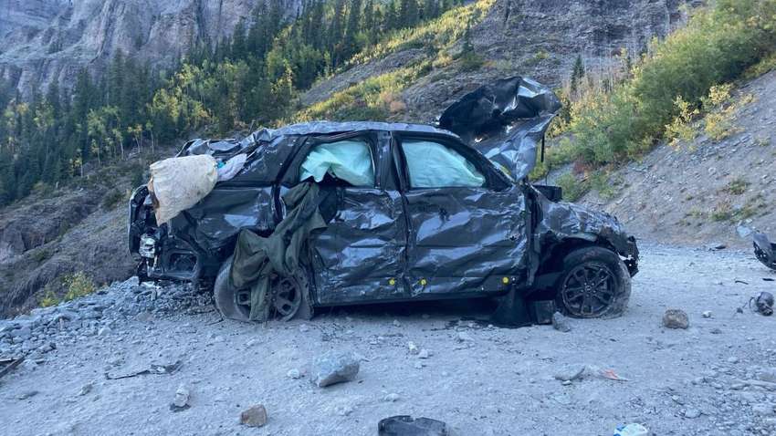 В США автомобиль с людьми внутри сорвался в 120-метровую пропасть (ФОТО) 
