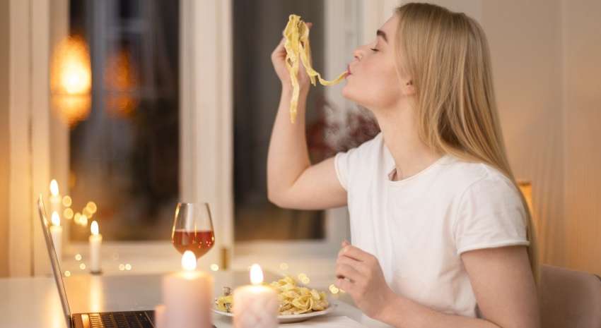 Какое лучшее время для ужина, чтобы продлить жизнь и сбросить лишний вес