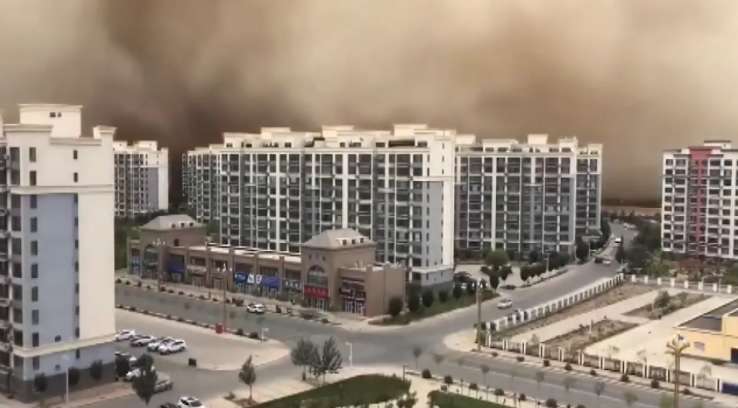 Мощная песчаная буря накрыла одну из китайский провинций  (ВИДЕО)