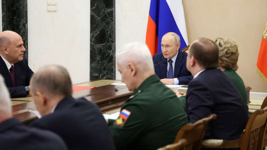 Путин впервые за неделю появился на публике после изоляции: странно вел себя (ФОТО) Путин впервые за неделю появился на публике после изоляции: странно вел себя (ФОТО)