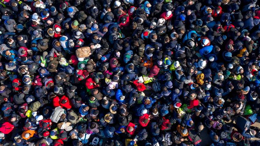 Видеофакт: на границе Венгрии и Румынии - 8-километровая очередь из желающих вернуться домой 