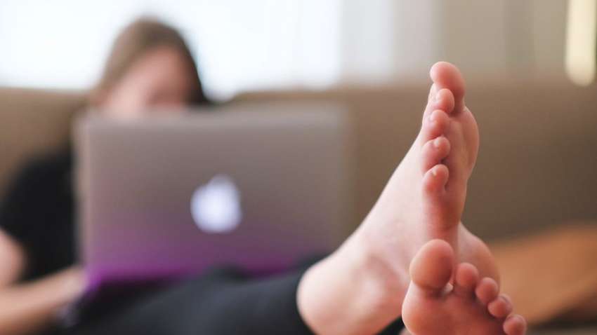 Действительно ли вредно ходить дома босиком: врачи дали неожиданный ответ