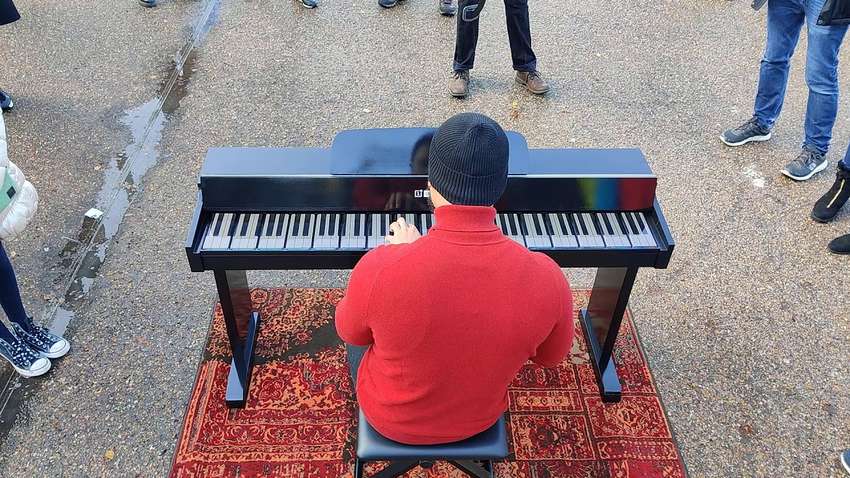 Компания OnePlus создала пианино из смартфонов