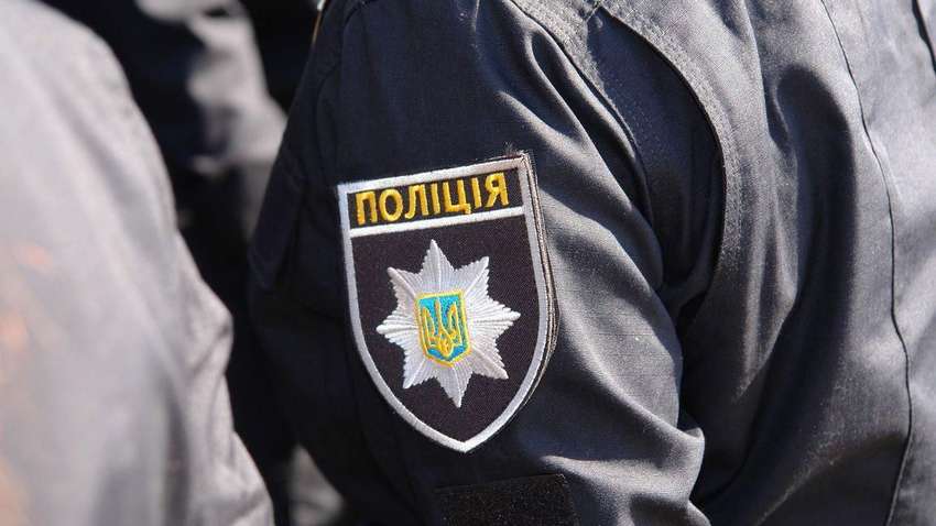 Скандал у київському супермаркеті: покупець роздягнувся догола і бив скло (ВІДЕО 18+)