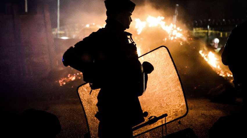 Франція на межі політичного краху: вулиці Парижа палають