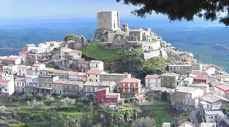 Мэр итальянского городка запретил жителям болеть и путешествовать: неожиданная причина 