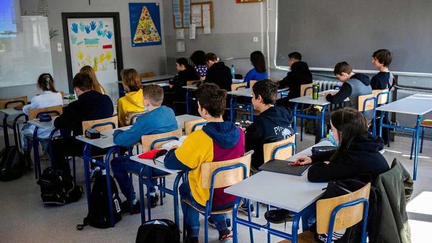 Продают имущество и бегут: в ВР сказали, сколько детей вывезли из Украины перед учебным годом 