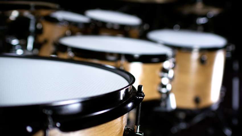 Почти миллион гривен на барабаны: в Киеве закупили музыкальные инструменты для бомбоубежищ