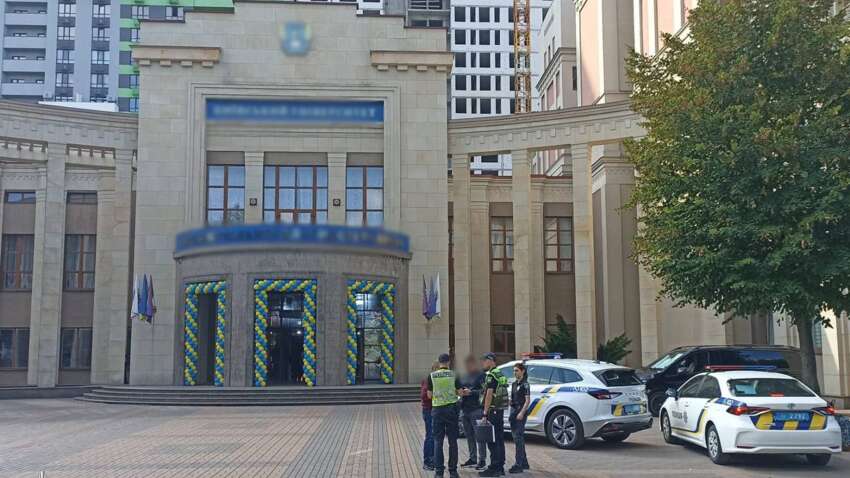 Могло быть сотни жертв: в Киеве университет проводил массовое мероприятие на улице во время тревоги (ВИДЕО)