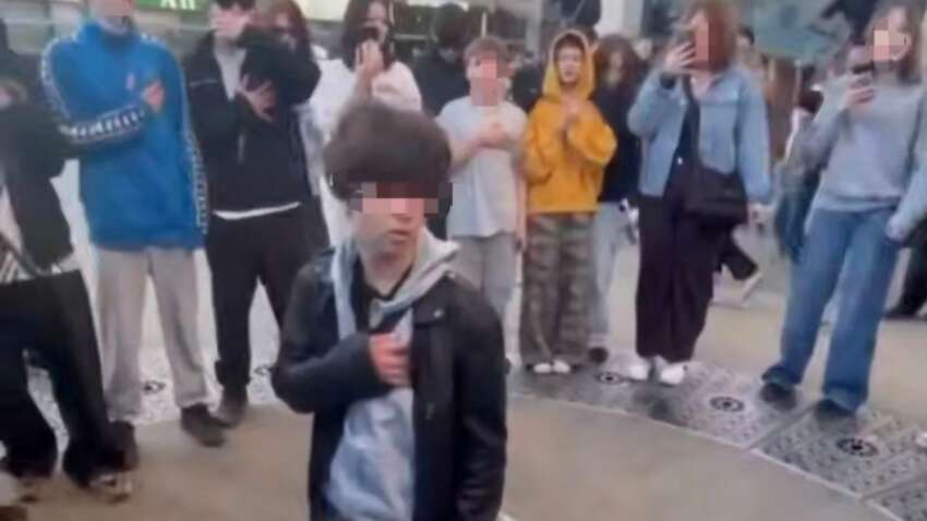 Скандал через «росія — топ»: у центрі Харкова група молодиків вчинила самосуд над юнаком Скандал через «росія — топ»: у центрі Харкова група молодиків вчинила самосуд над юнаком