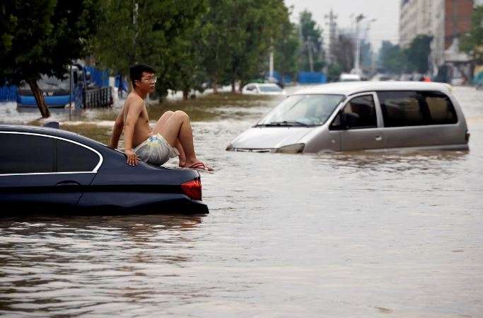 Китайську провінцію накрили повені: стихія зносить будинки