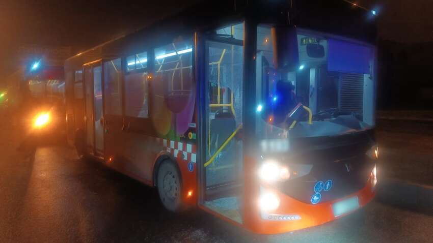 В Харькове неизвестные обстреляли два автобуса: что известно В Харькове неизвестные обстреляли два автобуса: что известно