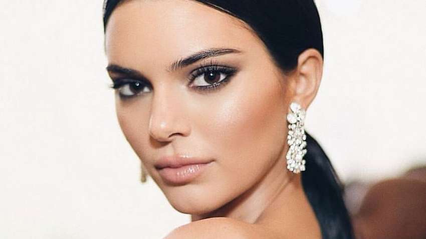 Кендалл Дженнер восхитила фигурой в полупрозрачном костюме (ФОТО)