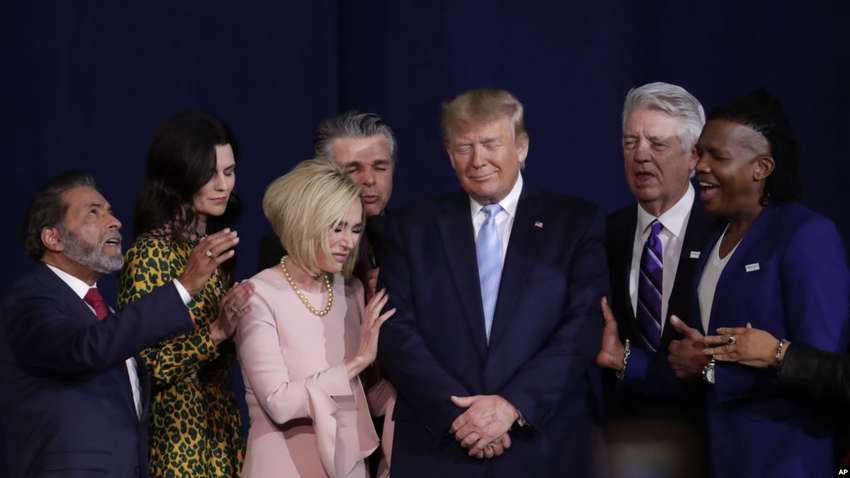 Трамп хочет ввести в школах молитвы