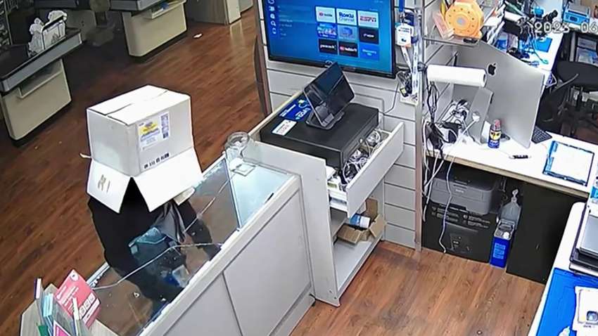 Мужчина с коробкой на голове пришел грабить: он не учел одну деталь (ВИДЕО) Мужчина с коробкой на голове пришел грабить: он не учел одну деталь (ВИДЕО)