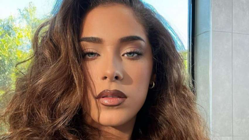 Відому співачку за обличчя вкусила змія: що сталося (ВІДЕО)