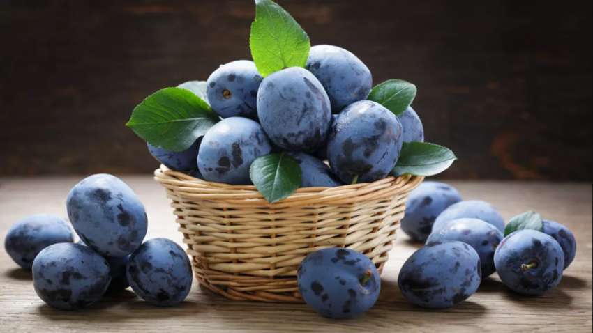 Що таке білий наліт на сливах: чи можна їсти такі плоди