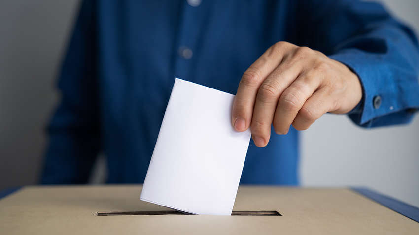 Три миллиона подписей и две трети территории: что следует знать о механизме референдума от Зеленского