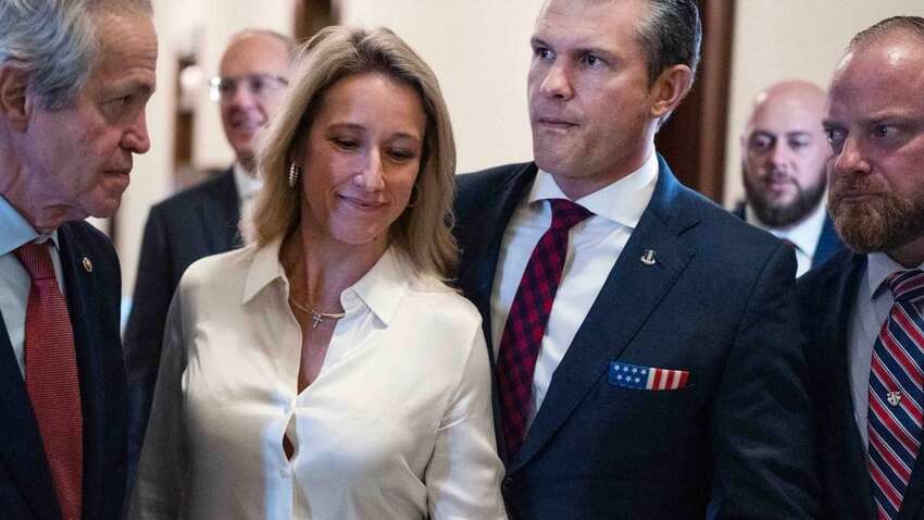 Конфиденциальность снова под вопросом: глава Пентагона берет свою жену на обсуждение закрытой информации