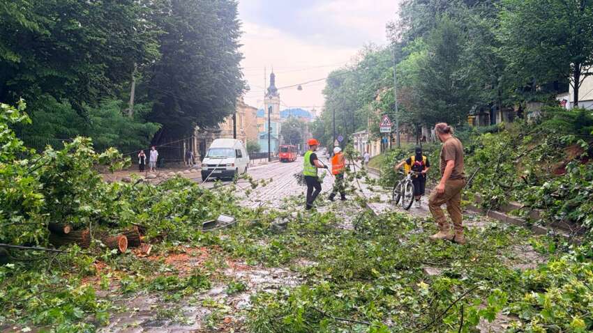 Шквал и гроза во Львове: 6-летний ребенок попал в реанимацию из-за удара молнии