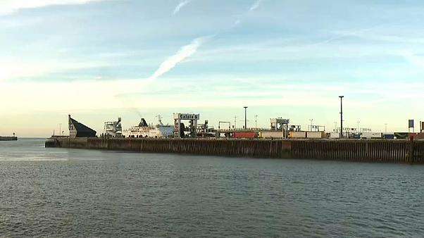 В Ірландії на вантажному кораблі виявили замкнених людей