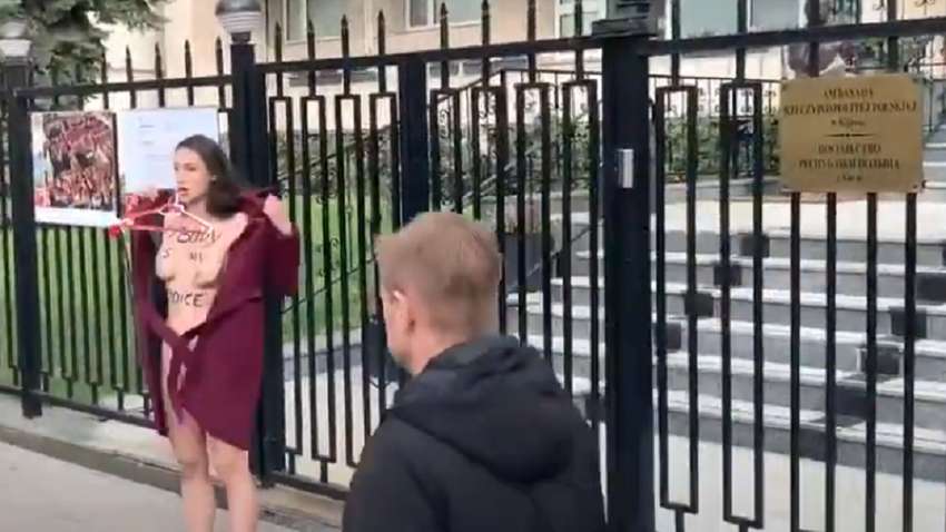 Новая акция Femen: почему активистки теперь обнажают не только грудь (ВИДЕО 18+)
