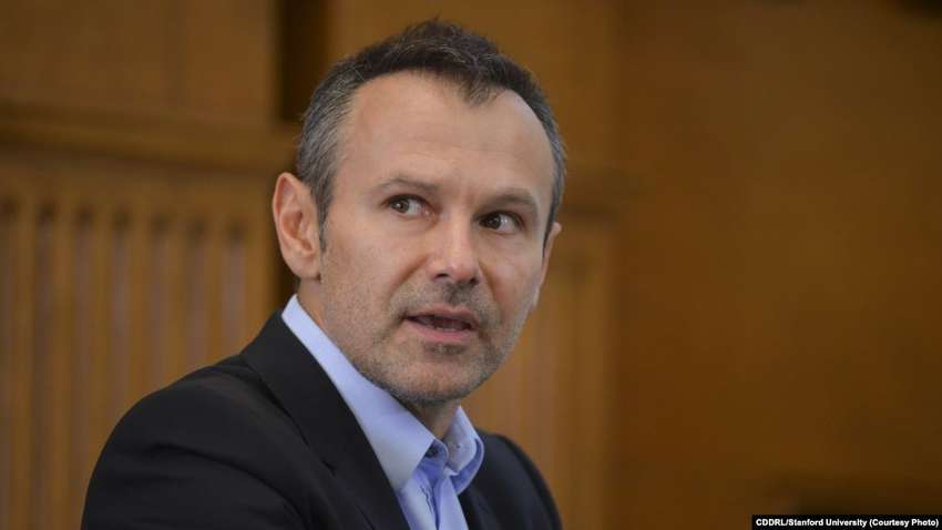 Украине нужен закон, прописывающий отношения с Россией, - Вакарчук 