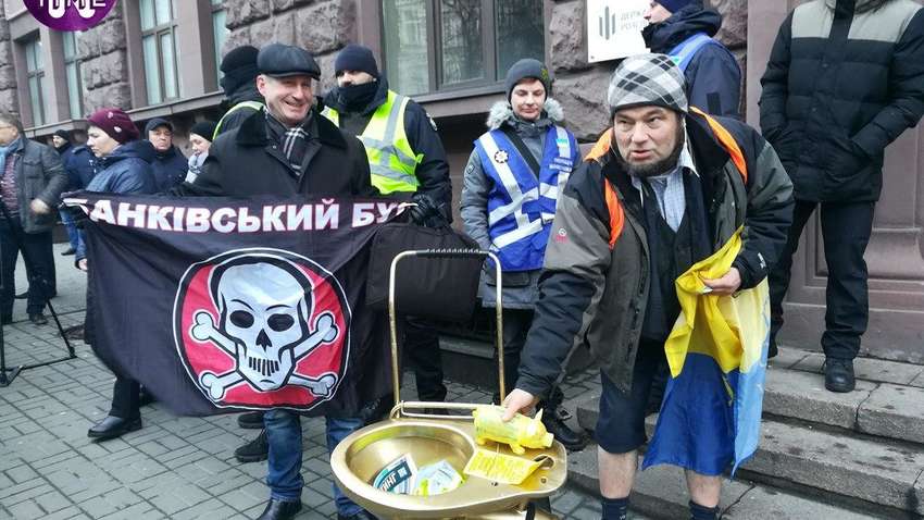 Допрос Порошенко: под здание ГБР привезли золотой унитаз 