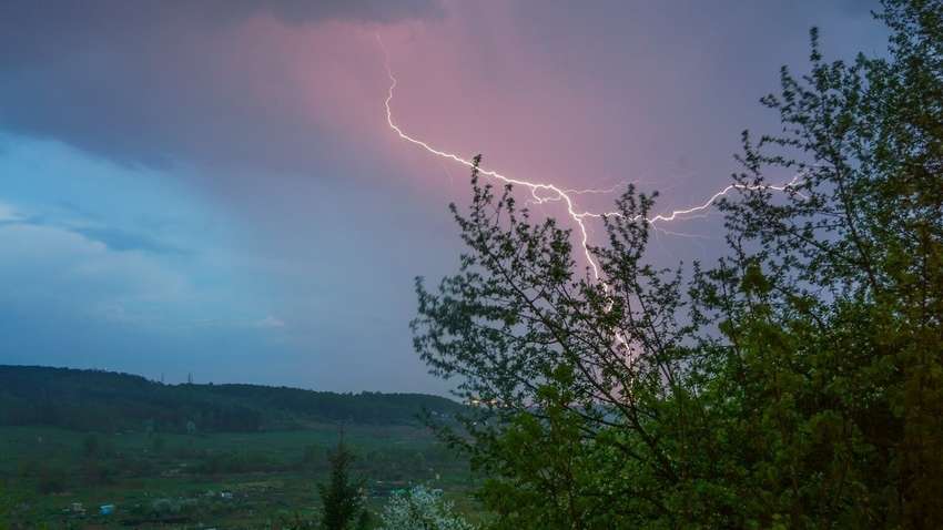 Предупреждение синоптиков: закончится ли сезон гроз и дождей в Украине до лета (КАРТА)