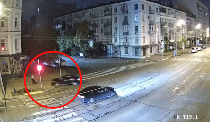 Працівник прокуратури збив жінку на авто та втік: випадок потрапив на відео