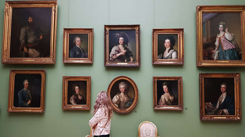 На картине XIX века увидели девушку, держащую «iPhone» На картине XIX века увидели девушку, держащую «iPhone»