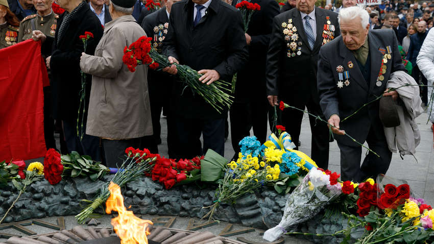 Медведчук с однопартийцами поздравил ветеранов с 75-летием освобождения  Украины